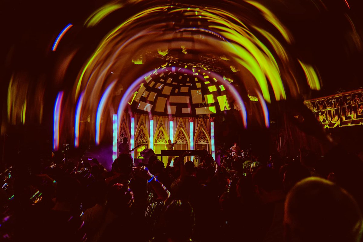 C3 Stage (@c3mexico) on Twitter photo 🖤 <a href="/MysterySkulls/">Mystery Skulls</a> llega a Guadalajara. Se trata de un proyecto que combina disco, dark-wave, dance y soul para crear una pista de baile muy darks pero con luces neón brincando por doquier. 🪩
📅 ¡Nos vemos en octubre! 🎟️ Boletos: eventos.ticketnowmexico.com/eventperforman… 🖤 <a href="/MysterySkulls/">Mystery Skulls</a> llega a Guadalajara. Se trata de un proyecto que combina disco, dark-wave, dance y soul para crear una pista de baile muy darks pero con luces neón brincando por doquier. 🪩
📅 ¡Nos vemos en octubre! 🎟️ Boletos: eventos.ticketnowmexico.com/eventperforman…