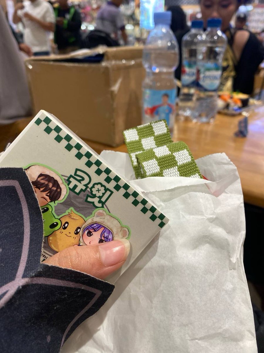 Kayaknya generalisir tuh ga baik deh, pinter-pinter aja nyari fanmerch yang oke.