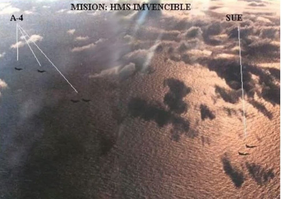 A4KikeLippi's tweet photo. 30 de mayo de 1982. 6 aviones en rumbo la misión más arriesgadas de la Guerra de Malvinas: el ataque al Portaaviones Invencible. 2 Super Étendard armados con el último misil Exocet y 4 A-4C Skykawk 2 bombas de 250 k cada uno. Imagínense estar sentados ahi, en ese momento, a bordo https://t.co/DUZxjS8e8s