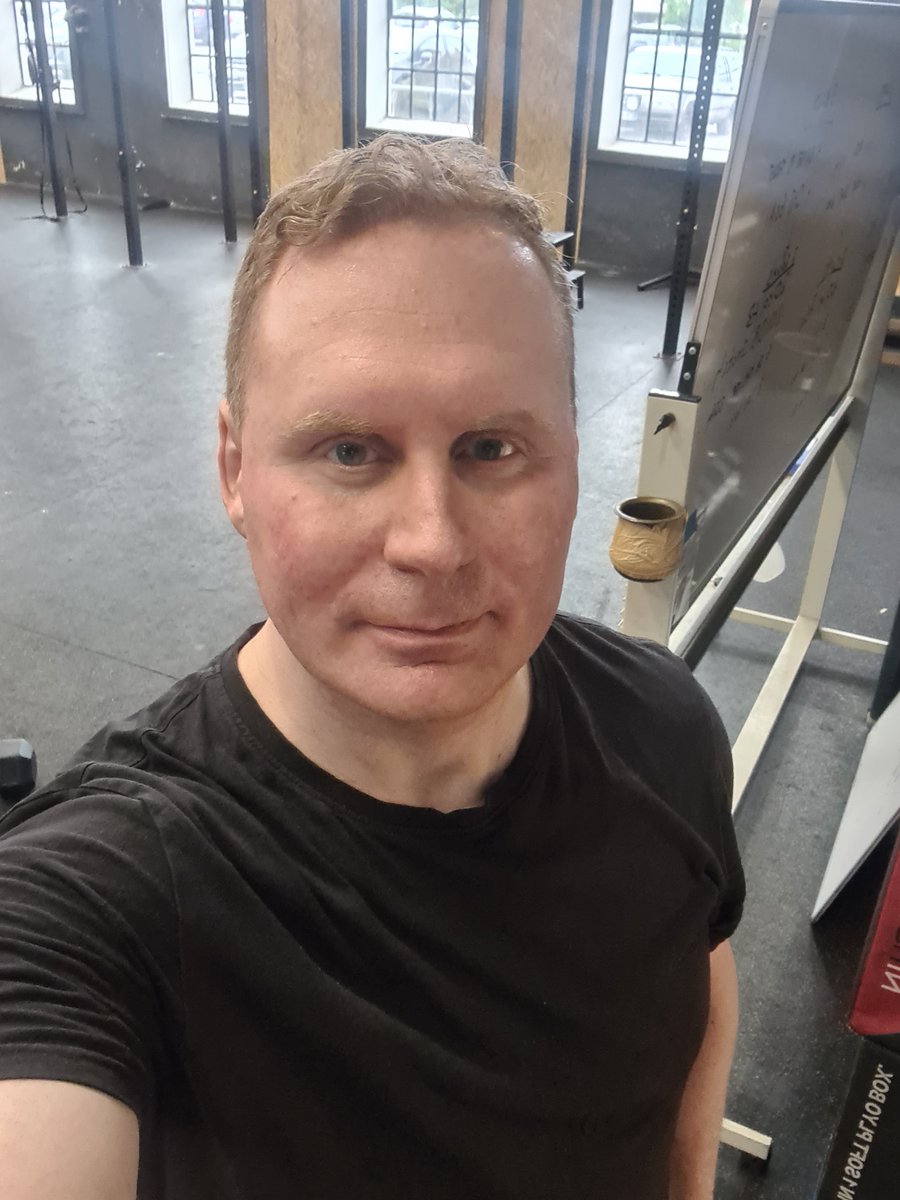 There were only five people in the big gym today. Friday is my favorite day for strength training.

I completed my sets and am heading home to eat a steak. My body now regenerates within two to three hours.

On a carbohydrate diet, I had pain for days, but that doesn't happen on