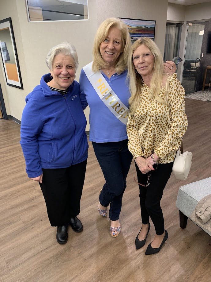 DutchPointCU's tweet image. After 37 incredible years, Suzanne is retiring! 💙 We celebrated her legacy over lunch and shared our heartfelt thanks. Wishing you all the best, Suzanne! #RetirementCelebration #DutchPointProud #DutchPointCU