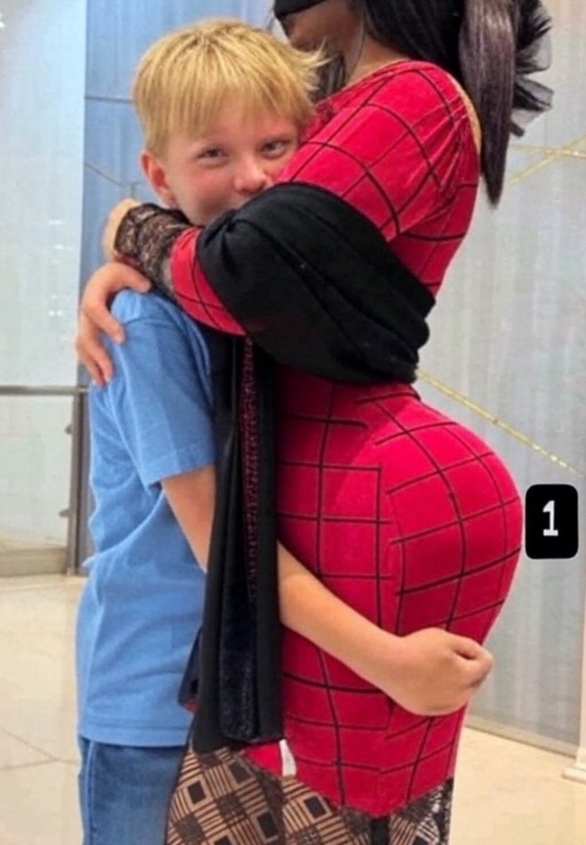 انت طالع متكشخ رايح تصلي الجمعه وانا داخل بيتك اول ما تطلع بذوق كشخة حريىمك واهز لحومهم الين ما ترجع من المسجد يارجال شرايك.؟🫡😂🍑