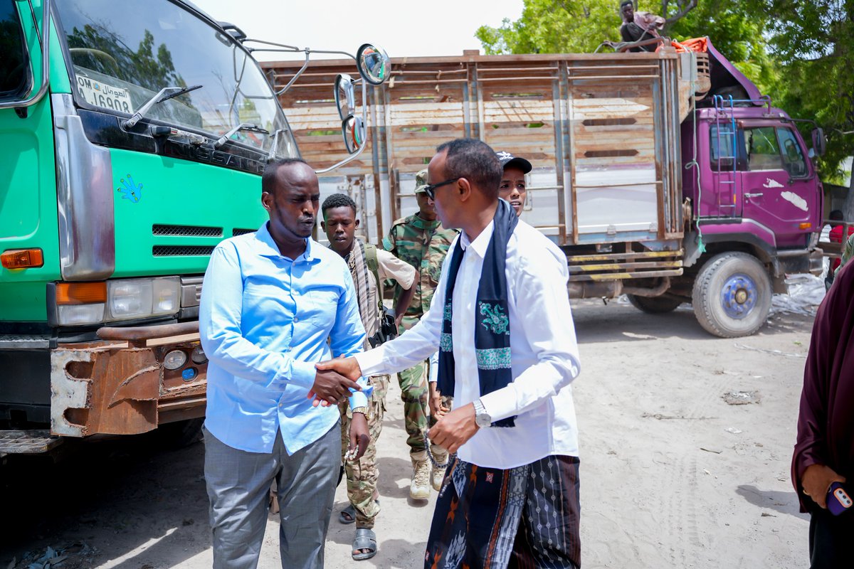 SoDMA delivers 10 trucks of food assistance to 6,000 families in Lower Shabelle, displaced by Al-Khawarij. This vital aid, supported by China, helps those most affected by conflict. #Somalia #SoDMA #HumanitarianAid #LowerShabelle