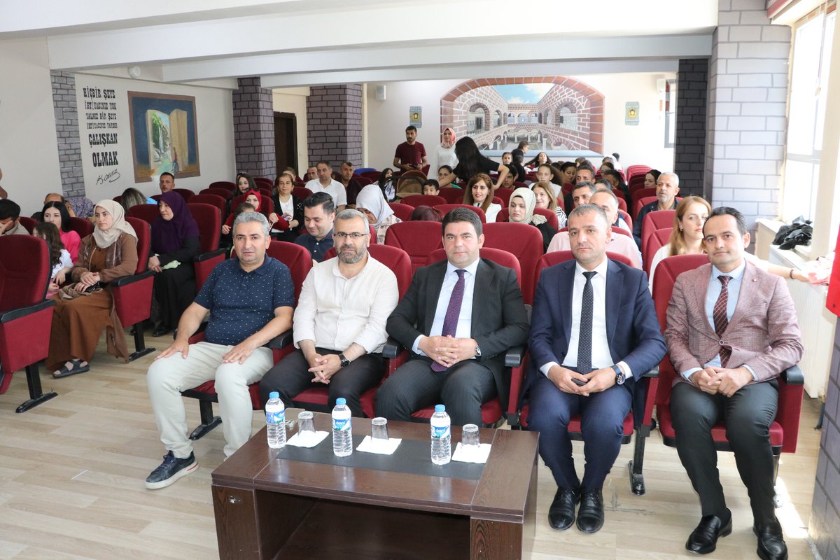 Hakkari_MEM's tweet photo. 🔴 Minik Yüreklerden Büyük Gurur: Okuma Bayramı Coşkusu 

📍Şehit Eğitim Müfettişi Selahattin Şimşek İlkokulu 1️⃣. sınıf öğrencilerimiz, okuma yazmayı öğrenmenin mutluluğunu düzenlenen renkli bir okuma bayramıyla kutladı.   

💫İl Milli Eğitim Müdürümüz Sayın Nurettin Yılmaz, Gençlik ve Spor İl Müdürü Sayın Emin Yıldırım ile kurum yöneticilerimiz, Şehit Eğitim Müfettişi Selahattin Şimşek İlkokulu tarafından okuma-yazmaya geçen öğrencilerimiz için hazırlanan okuma bayramı etkinliğinde öğrencilerimizin ve ailelerinin sevincine ortak oldu.📖👩🏻‍🎓

✨Öğrencilerimizin; şiirler, şarkılar ve müzik gösterileri ile sahne aldığı programda, aileler ve öğretmenlerimiz duygulu anlar yaşadı. Miniklerin özgüvenle sahneye çıkıp sergilediği performanslar büyük beğeni toplarken, okuma yolculuklarında attıkları ilk adım gururla taçlandı. 🎶🎹 

📌Minik öğrencilerimizin sergilediği performansı izleyen İl Milli Eğitim Müdürümüz Sayın Nurettin Yılmaz, eğitimin hayat boyu devam ettiğine vurgu yaparak “Eğitim anne karnında başlayıp mezara kadar devam eden bir süreçtir. İlk durağı aile olan ardından okul ve sosyal hayatta devam eden zorlu bir yolculuktur. 
Bugün, bu eğitim yılında eğitimlerine başlayan 1️⃣.sınıf öğrencilerimizin okuma bayramını idrak ediyoruz.
Bugün minik evlatlarımız, velilerimiz ve biz eğitimciler için özel bir gün. Evlatlarımızın okuma heyacanına ortak olmak, onların büyüdüğünü, geliştiğini, eğitim hayatında ilerlediğini görmek bizler için çok önemli. Evlatlarımızın  okuma-yazmayı öğrenmelerini kutladığımız bu özel günde sizlerle bir arada olmaktan büyük mutluluk duyuyorum. Anne babalar olarak sizleri ve  çocuklarımızı kutluyorum.” dedi. 🔠📖

🎖️İl Milli Eğitim Müdürümüz Sayın Nurettin Yılmaz'ın, okumaya geçen minik öğrencilerimize, okuma belgeleri ve madalyalarının takdim edilmesinin ardından program sona erdi.💐👏👏👏

#HakkariBaşaracağımDiyor

@tcmeb @Yusuf__Tekin @alicelik_64 @HakkariValiligi @mebtegm @nrtttin_ylmz