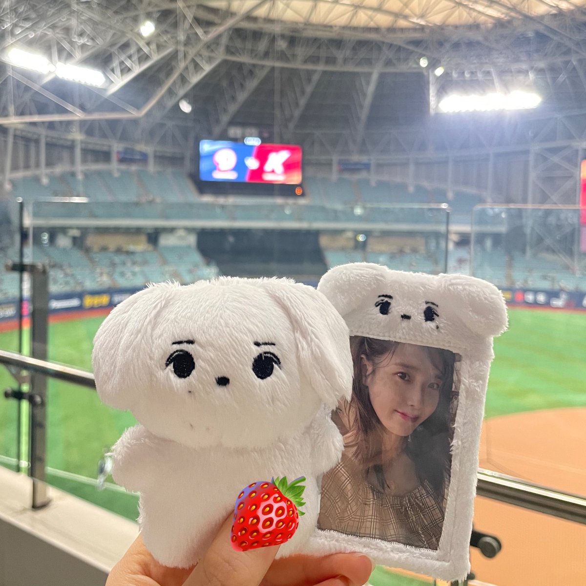 jjmmung's tweet photo. 오늘의 승요 징뭉이 🤍🤍🤍
(야구 1나도 모르는데 친구 따라 갔다왔다는 후문 . . . https://t.co/PeTnn5M5Gj