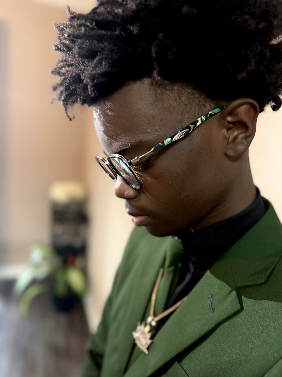 Dan_SonOfMan's tweet image. It’s you versus 100 men, kill them all. 🦍😤🔥🔥🔥 #8thgradeprom