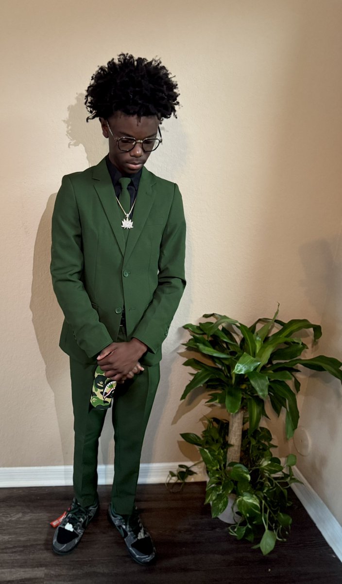 Dan_SonOfMan's tweet image. It’s you versus 100 men, kill them all. 🦍😤🔥🔥🔥 #8thgradeprom