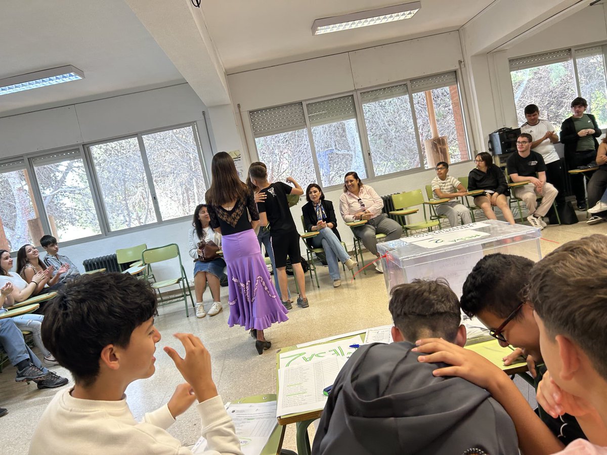 apr_ies's tweet photo. gestionar las mesas, el proceso de votación, la bienvenida a la concejala Cristina Mora, y el escrutinio. 
La propuesta más votada fueron los ordenadores.
Gracias de nuevo a @aytocartagenaes y a sus asesores por contar con nosotros en este proyecto. https://t.co/N3MBBkTmXN