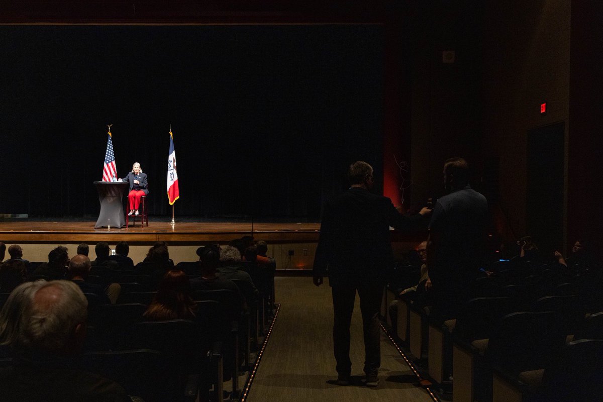 Thanks folks for coming out to my town hall in Parkersburg today!

I always enjoy hearing from constituents and sharing my work to cut government red tape for you.