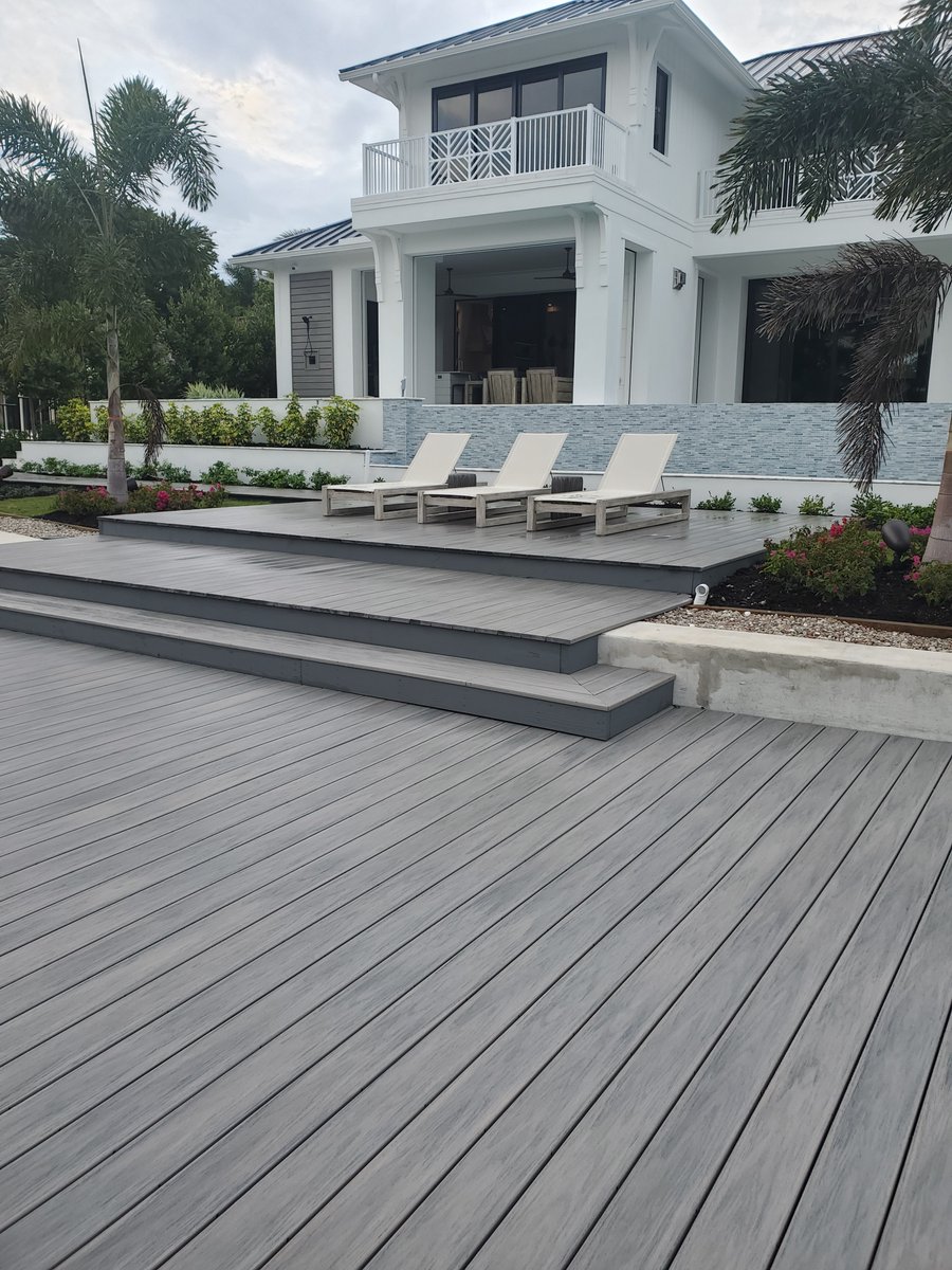 AccuDock's tweet photo. Go barefoot on your dock thanks to cool, comfortable @WolfHomeProduct Decking.
#accudock #floatingdock #floatingdocks #outdoordesign #backyardgoals #wolfhomeproducts #wolfdecking #decking #BarefootFriendly https://t.co/KnaHHDlIkZ