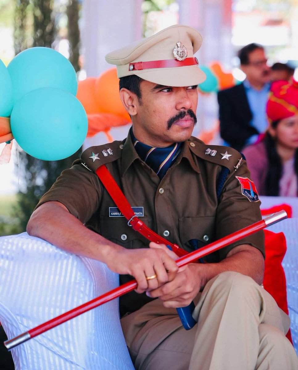 असली हीरो कांबले सर🔥

पता इस इमानदारी का इनाम क्या होगा पर इस बार मेरे गाँव में किसी भी प्रोग्राम में नशा नहीं परोसा गया।कमाल कर दिया है कांबले सर ने।ग्रामीणों क्षेत्र में काफ़ी वर्षों से सामाजिक प्रोग्रामों को नशा मुक्त के लिए समाज के अग्रिणी लोग/पंचों, नेताओ, मंत्रियों,