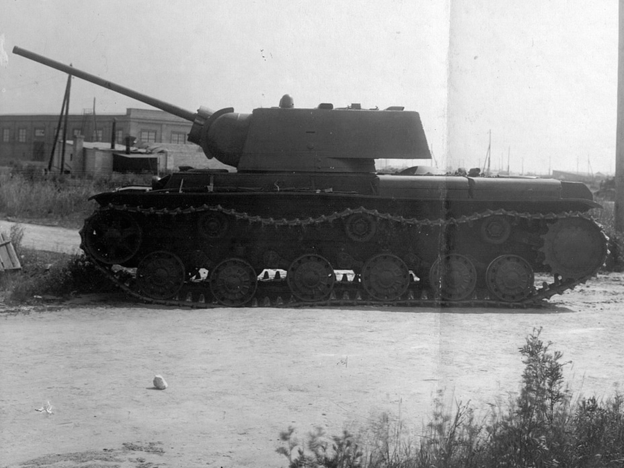 The ZIS-5 gun originally had the ballistics of the 76 mm 3-K AA gun. #OTD in 1941 the project suffered a serious setback as production of 3-K ammunition ceased. The ZIS-5 went into production using the shorter barrel and ammo from the F-34. #tanks #history #WW2 #WWII