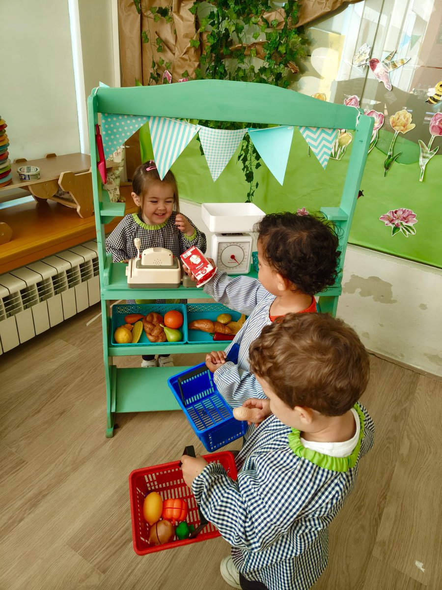 ✨ Esta semana en la clase de 2 añitos exploramos profesiones: fuimos cajeros, pizzeros y peluqueros. A través del juego, trabajamos motricidad y conteo. ¡Aprender nunca fue tan divertido! 🍕✂️💖
#AprendiendoJugando #Profesiones #EducaciónInfantil #SomosVedruna #SomosFamilia
