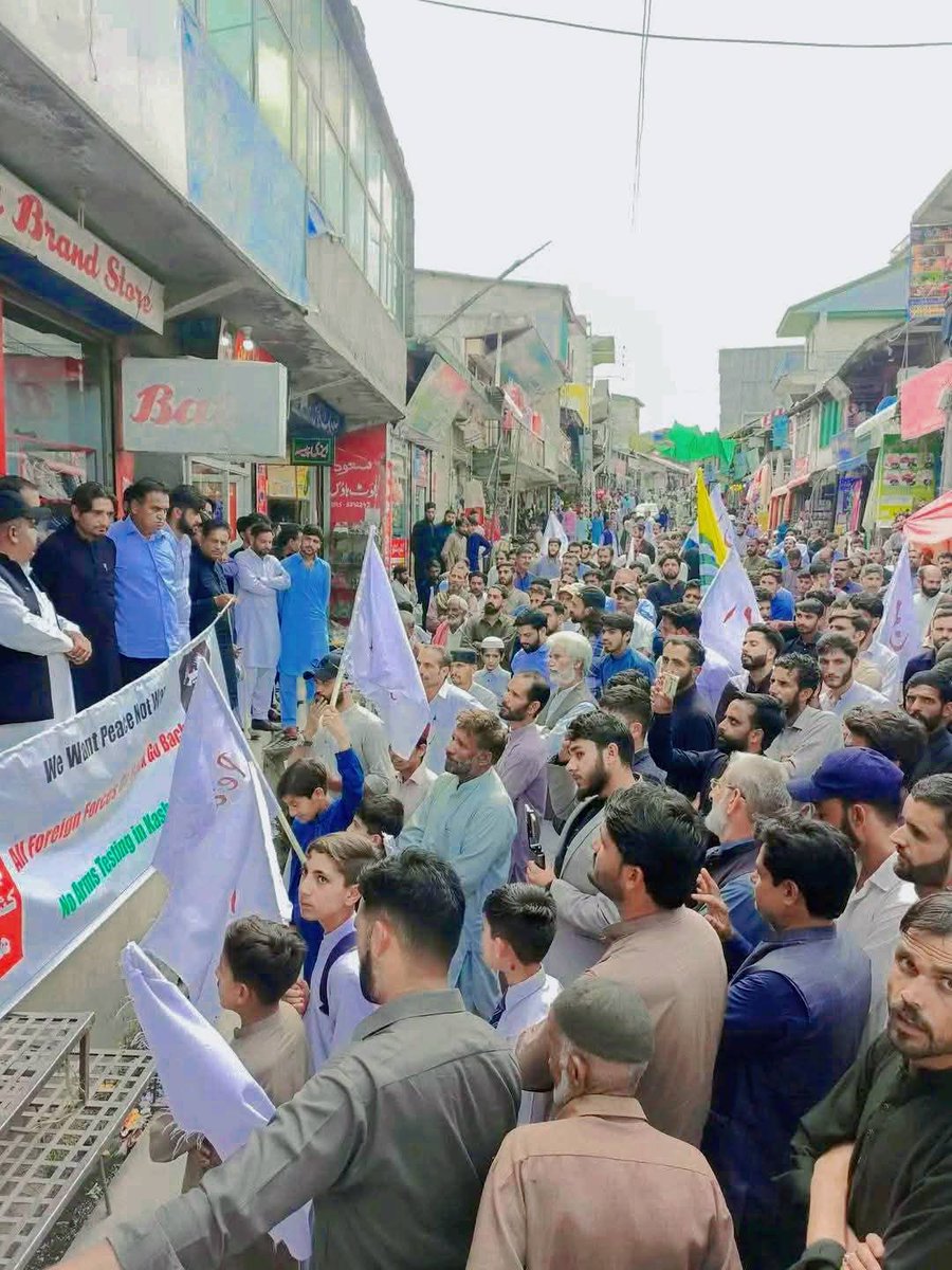EhtesabbTV's tweet photo. تراڑکھل ضلع سدھنوتی آزاد کشمیر 
تراڑکھل قوم پرست جماعتوں کے زہر اہتمام  ہم کشمیری ہیں جموں کشمیر ہمارا ہے  امن ریلی اور پروگرام کی جھلکیاں https://t.co/KNKu8FMF4B
