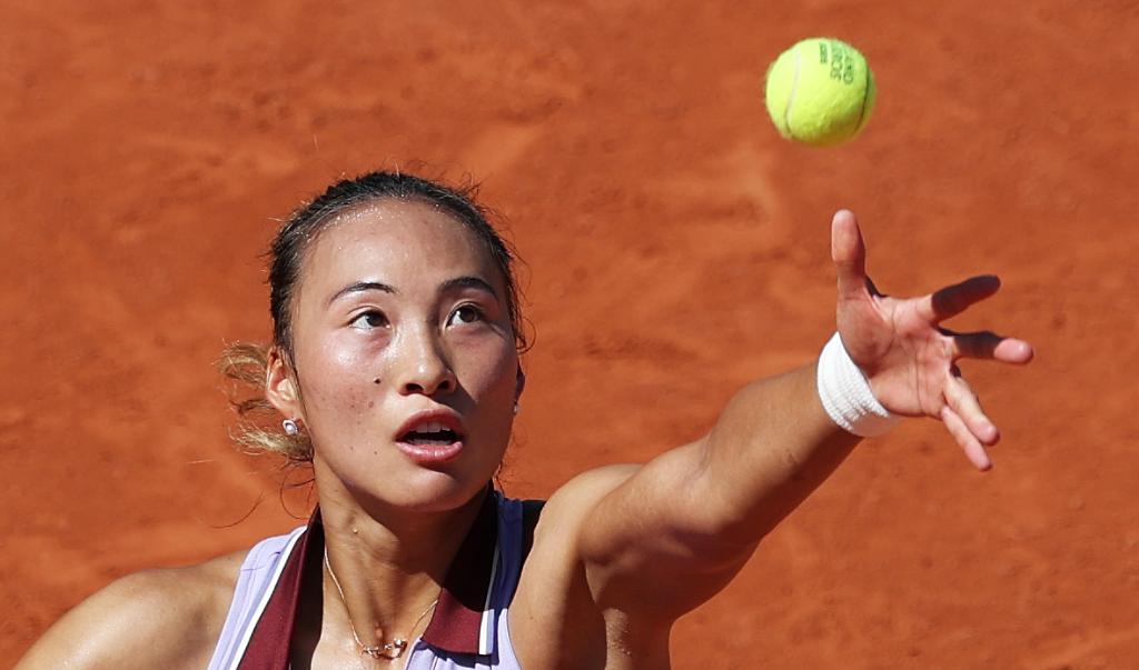 【鄭欽文戰勝姆博科 晉級法網女單16強】賽會8號種子、中國「金花」鄭欽文在30日進行的2025年法國網球公開賽女單第三輪比賽中，以6:3、6:4擊敗加拿大小將姆博科，晉級女單16強。