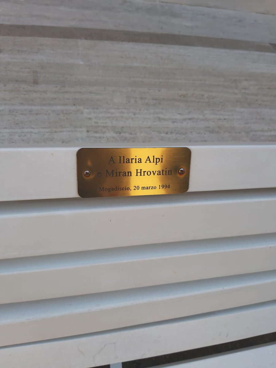 USIGRai's tweet image. Inaugurato oggi a Saxa Rubra il murale dedicato a Ilaria Alpi e Miran Hrovatin, promosso da Usigrai e CdR @Tg3web.
Realizzato da Laika, raffigura i due giornalisti con la parola “verità” sullo sfondo e la scritta: “Noi non archiviamo”.
@FnsiSocial