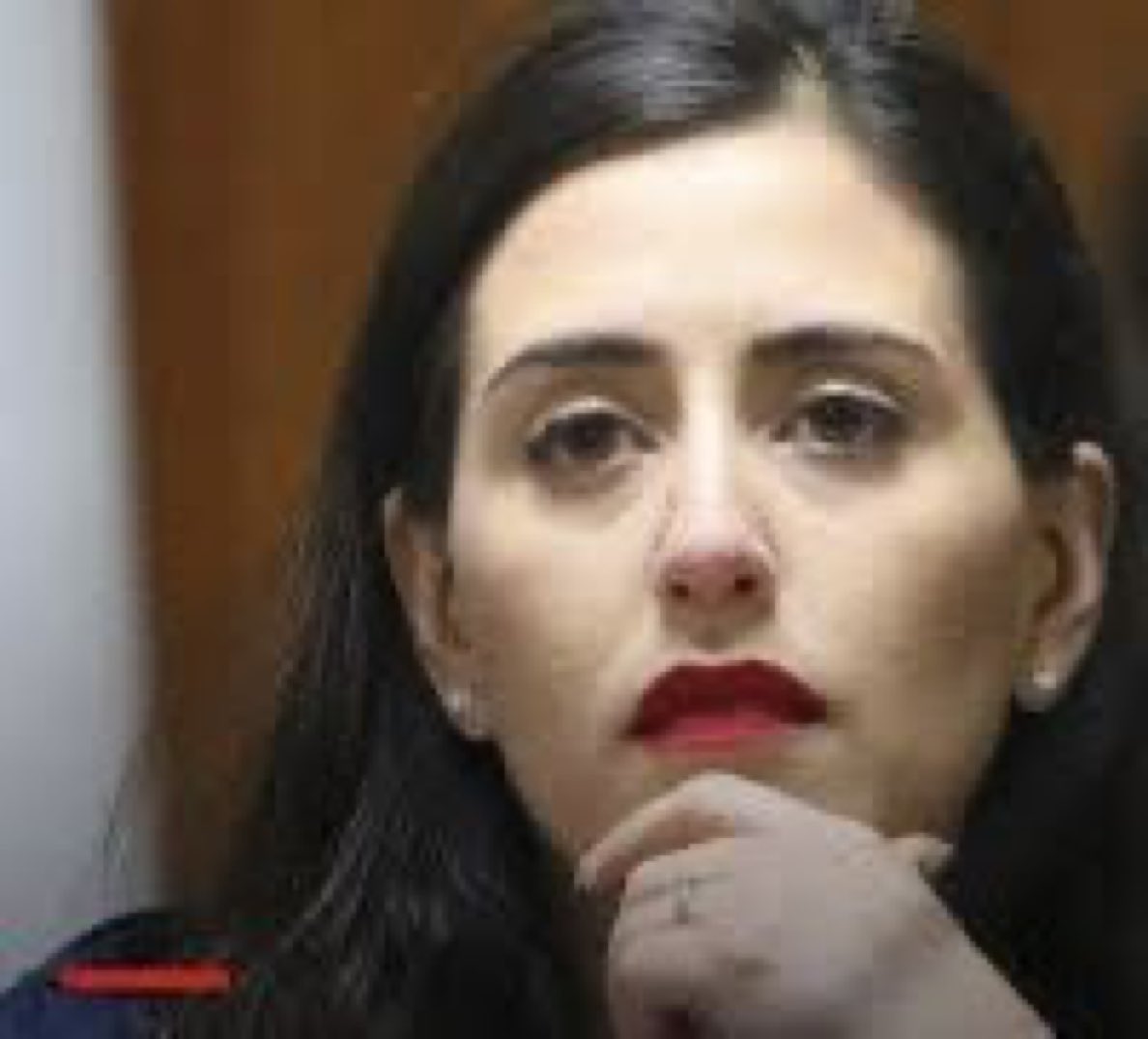 🚨 Acá en Viña esta que arde todo . Dos asesores de la Alcaldesa de viña del mar. Habrían viajado con sus parejas a Río de Janeiro estando con Licencia médica. 
Se adueñaron de al menos $5 millones de la reconstrucción para financiar el viaje. Hay denuncias contra Ripamonti