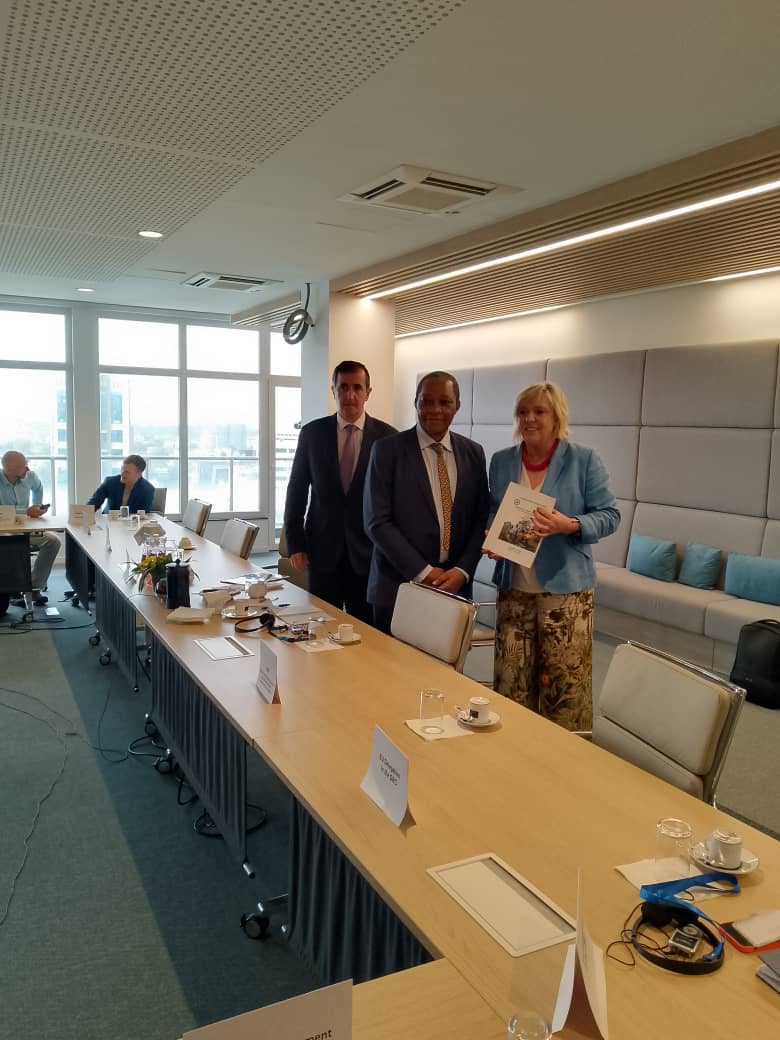 La délégation des parlementaires européens conduite par Madame Hilde Vautmans, co-présidente de la délégation Africaine -Europe du parlement européen. Le coordonnateur du MNS leur a partagé le document du MNS sorti  en Avril.