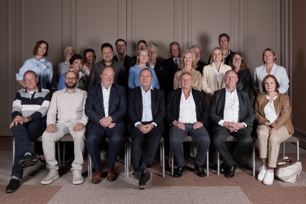 Afgelopen zaterdag gaf dr. Johan Blanckaert de fakkel van het voorzitterschap door aan dr. Patrick Emonts. We namen ook een groepsfoto met ons nieuwe directieteam en de personeelsleden – een enthousiast team dat klaarstaat om de stem van de artsen kracht bij te zetten en mee vorm