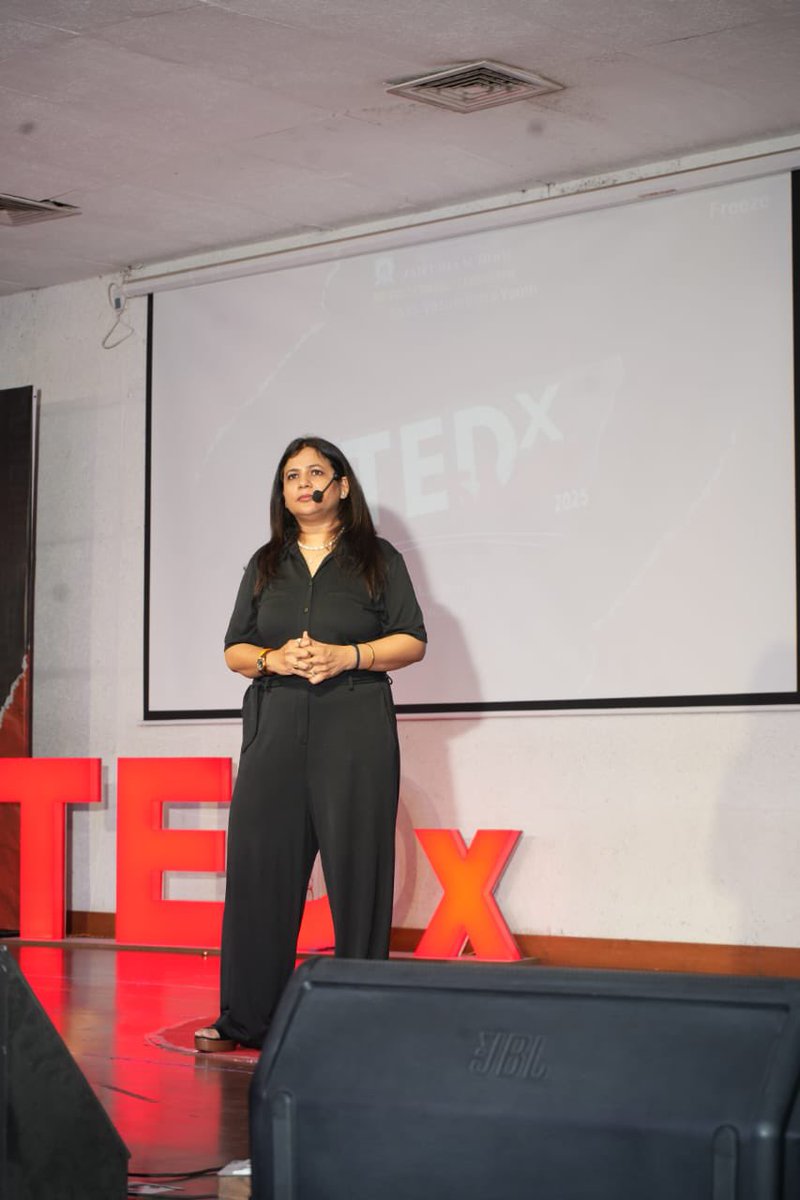 pramiladixit's tweet image. #TedX में अपने जीवन के अनुभव साझा करते हुए जीवन का एक और अनुभव हुआ !
गौरव के साथ भावुकता भरा पल। आप सभी की शुभकामनाओं और आशीर्वाद से ही सब संभव हो रहा है।
उदाहरण बनने की नहीं बस अपने हिस्से के कर्म और कर्तव्य किए जाने की क्षमता बनी रहे महादेव 🙏🏼
Humbled, proud & quite…