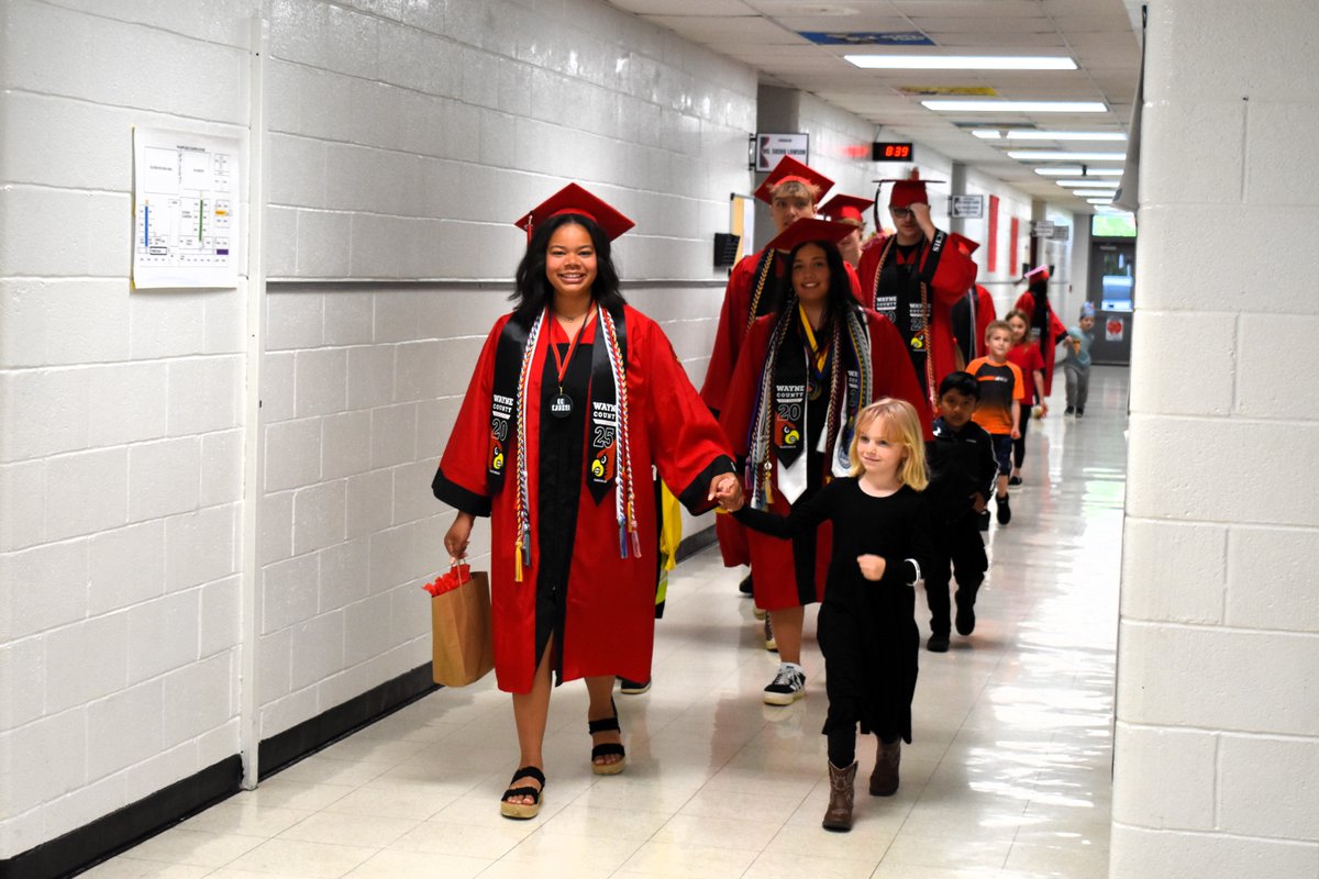 Last Thursday, Wayne County Schools hosted a Senior Walkthrough event that brought together students from all grades to celebrate the graduating class. Seniors had the unique opportunity to parade through the halls of all Wayne County Schools,...
www3.wayne.kyschools.us/view-all-news/…