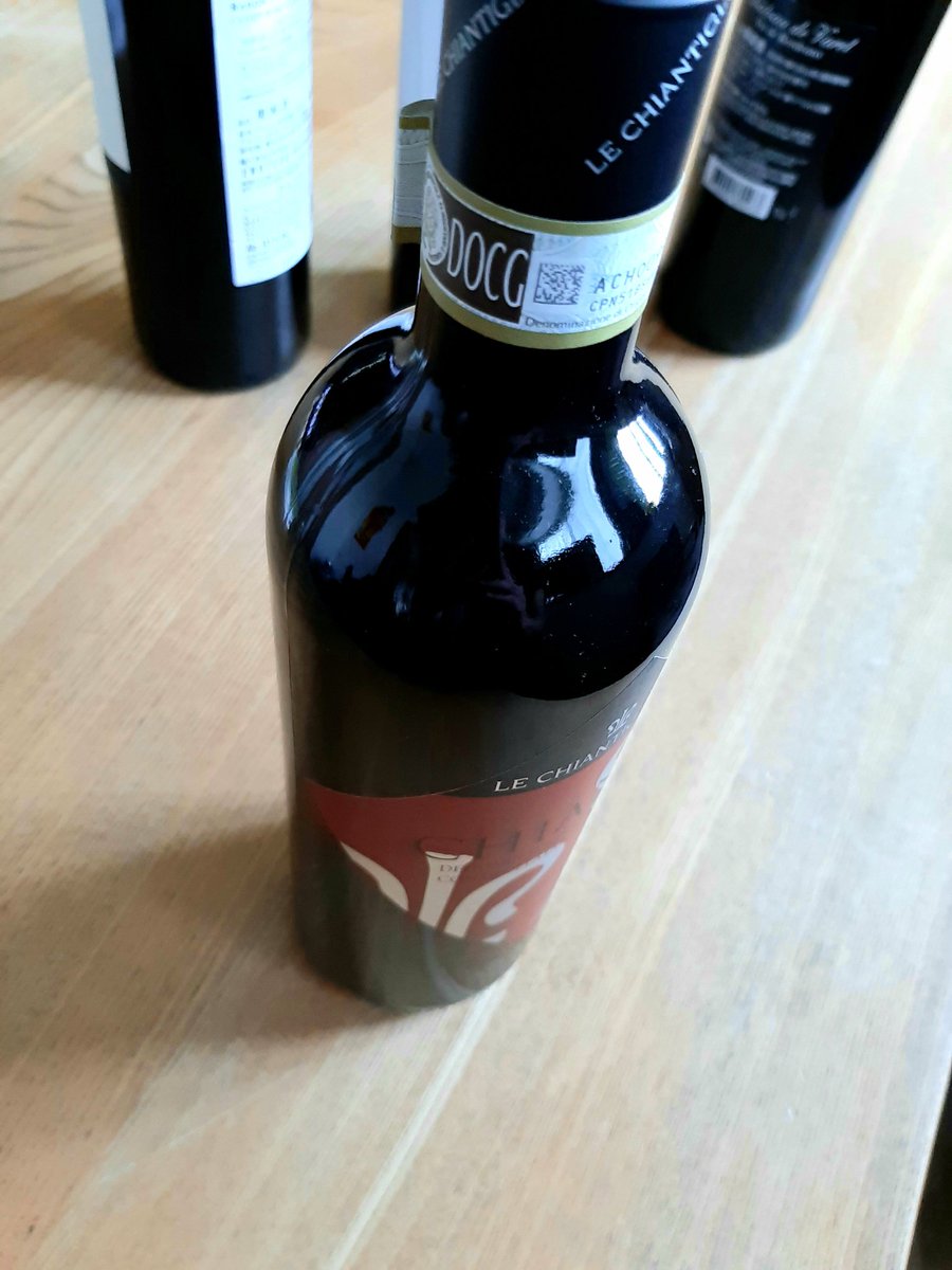 necokechi's tweet image. こないだ九州の伯父さんと話しよって、ドラッグストアのコスモスで何だかっちゅうラベルの付いたワインが安く売っとる、っちっとんなったのを思い出してコスモスに寄った。これのことだらあか？898円。ワイン詳しいこと無いけど、あっさりした味だなと思った。
#統制保証原産地呼称
#DOCG
#コスモス