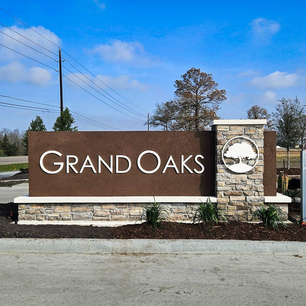 ledpartnershtx's tweet image. New Monument Sign Installed for Grand Oaks
We recently completed the installation of a standalone monument sign for Grand Oaks, continuing the same clean and modern design seen in the previous entry markers. #MonumentSign #GrandOaks #StoneSign #EntryMonument #LEDPartners