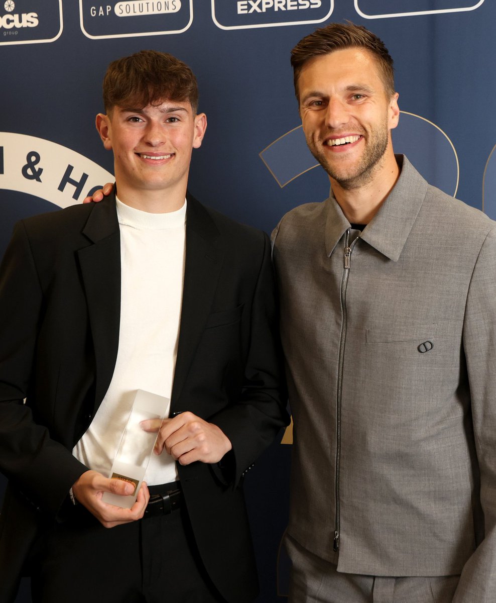 Alfie Mansell was presented with his Save of the Season trophy by @Joel_Veltman! 👏