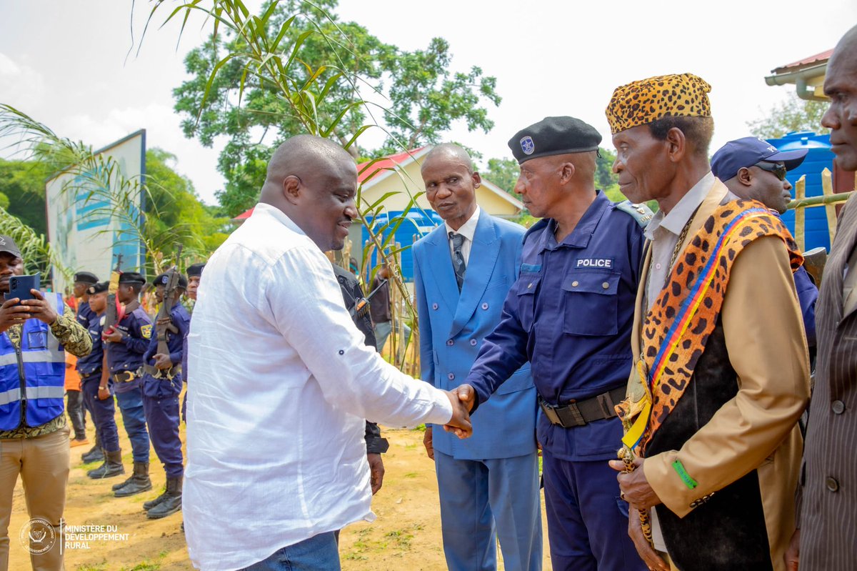 MinistereRural's tweet photo. Mission officielle à Boende | Le Ministre d’État MUHINDO NZANGI Butondo a lancé les activités du #PADER dans la Tshuapa. Objectif : désenclaver les territoires, relier chefs-lieux et provinces, et garantir un accès équitable aux services de base. #DévRural #RDC https://t.co/niRukSQZsw