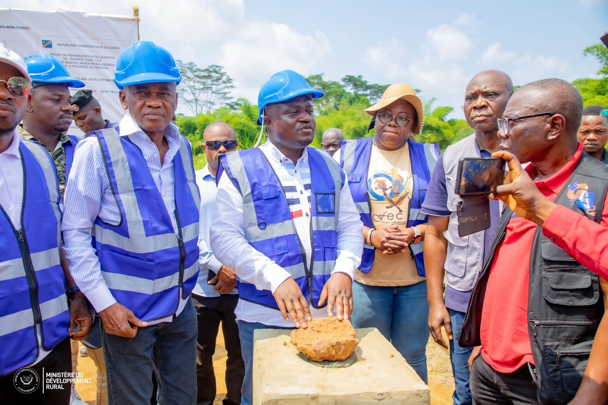 MinistereRural's tweet photo. Mission officielle à Boende | Le Ministre d’État MUHINDO NZANGI Butondo a lancé les activités du #PADER dans la Tshuapa. Objectif : désenclaver les territoires, relier chefs-lieux et provinces, et garantir un accès équitable aux services de base. #DévRural #RDC https://t.co/niRukSQZsw