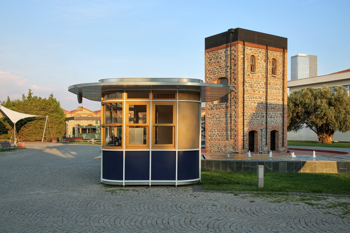 NOMAA. Studio imzalı “İzmirli” projesinde tasarlanan kahve kioskları yalnızca birer ticari birim olmanın ötesinde, İzmir’in kent belleğini yaşatan, kültürel sürekliliği pekiştiren ve kentle bütünleşen alternatif sosyal duraklar sunuyor.

📷 ZM YASA

yapidergisi.com/izmirli/