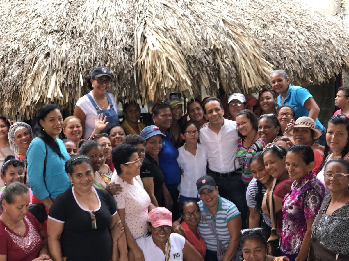 AlexLopezMaya's tweet photo. Después de 39 de años de creación del programa de Hogares Comunitarios de Bienestar Familiar, el Decreto 586 de 2025 ha hecho justicia con las madres comunitarias al formalizar su relación laboral con la Rama Ejecutiva del poder público.

Esta decisión que da cumplimiento al acuerdo de febrero 2023 entre SINTRACIHOBI y el ICBF y reglamenta el artículo 137 de la Ley 2294 de 2023, garantizará los derechos de más de 36.000 trabajadoras que desde 1986 han cumplido con las condiciones del contrato realidad establecido en el código sustantivo del trabajo y en el artículo 53 de la Constitución Política de Colombia. 

De igual forma, se cumple lo dispuesto por el Maestro Carlos Gaviria que, junto a los magistrados de la @cconstitucional José Gregorio Hernández y Alejandro Martínez Caballero, establecieron en su salvamento de voto de la sentencia SU224 de 1998, que las madres comunitarias eran trabajadoras del ICBF sometidas a una discriminación al no contar para ese entonces ni siquiera con un salario digno. 

Felicito al sindicato de Madres Comunitarias SINTRACIHOBI por luchar durante más de 3 décadas por esta reivindicación y por demostrar al país que, a través de la manifestación pública y pacífica establecida en el artículo 37 de la Constitución Política de Colombia, es posible exigir el cumplimiento de derechos fundamentales.

Conocí de sus causas, de sus sufrimientos y de sus dolores; por ello, celebro este gran triunfo de la lucha de las mujeres de Colombia por sus derechos.

¡Mil felicitaciones Madres comunitarias!