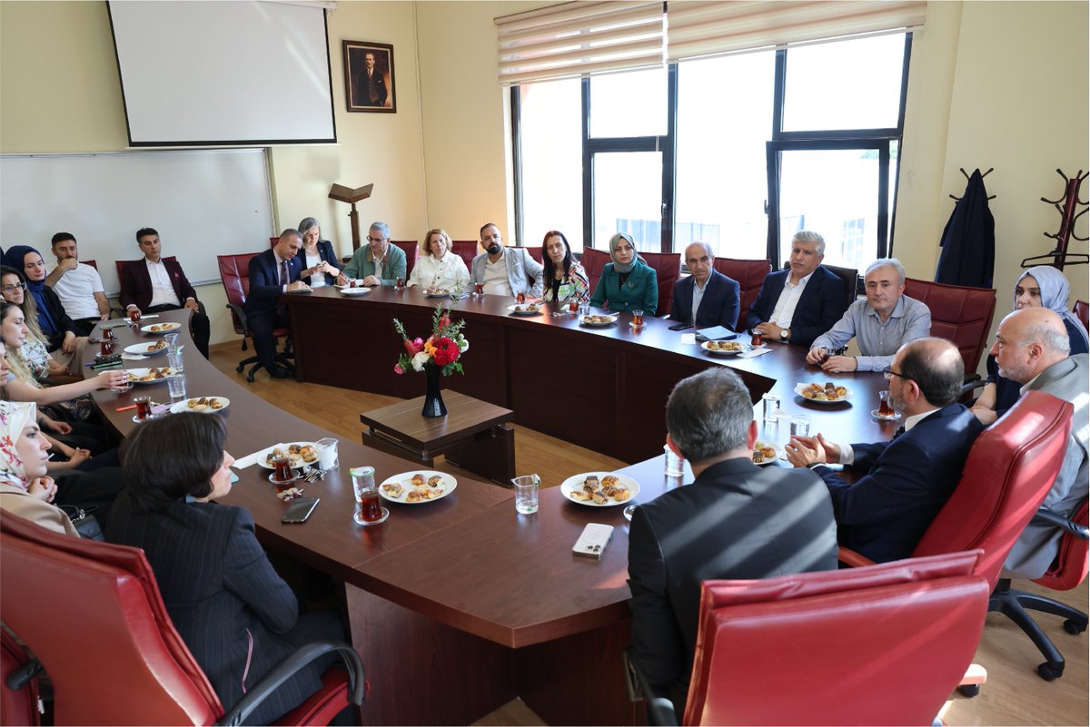 Sayın Rektörümüz Prof.Dr. Eyüp DEBİK ve Rektör Yardımcılarımız Prof.Dr.Hüseyin Yılmaz ve Prof.Dr.Göksel Ağargün fakültemizi ziyaret ederek;akademik ve idari personelimizle görüştüler.

Sayın rektörümüze ve rektör yardımcılarımıza ziyaretleri ve destekleri için teşekkür ederiz.