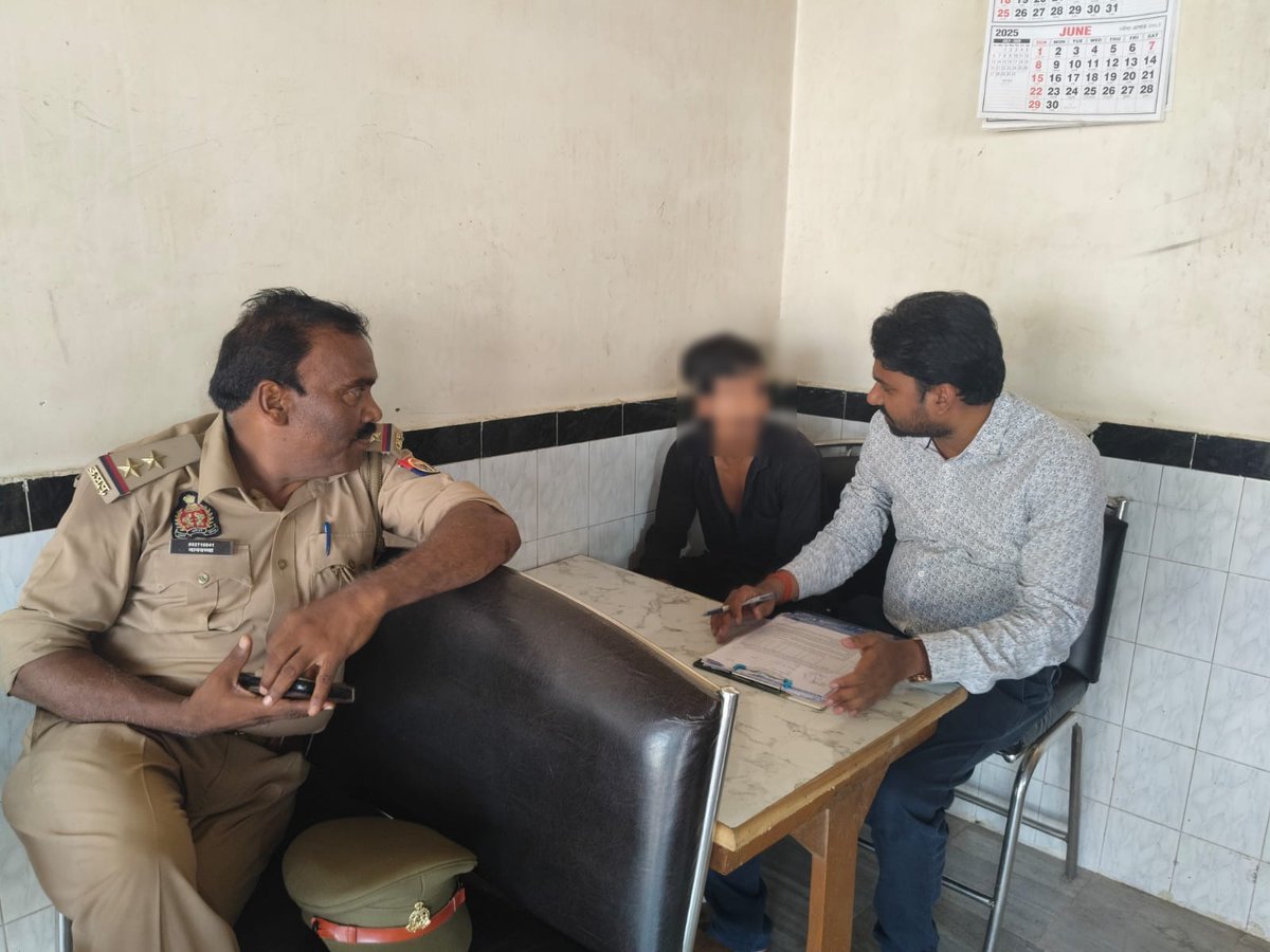 gorakhpurpolice's tweet photo. #gorakhpurpolice
#PoliceAction
#Ps_AHT
➡️#sspgorakhpur के निर्देशन में बालश्रम एवं भिक्षावृत्ति रोकने के अभियान के तहत बाल मजदूरी कराने वाले 04 दुकानदारों का श्रम विभाग द्वारा चालान किया गया और उन्हे सख्त हिदायत दी गई ।
#UPPolice
@dgpup @AdgGkr @diggorakhpur https://t.co/eQEGOF9yMM