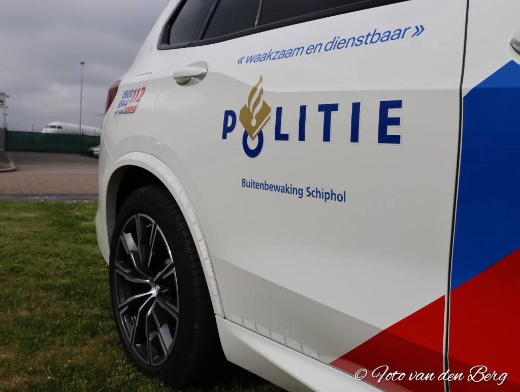 Vanochtend een eerste fotoshoot gehad. <a href="/brianvdberg14/">Brian vd Berg</a> wilde graag onze nieuwe X5 vastleggen. 
@schiphol <a href="/Politie/">Politie Nederland</a> 
Natuurlijk waren we even behulpzaam..