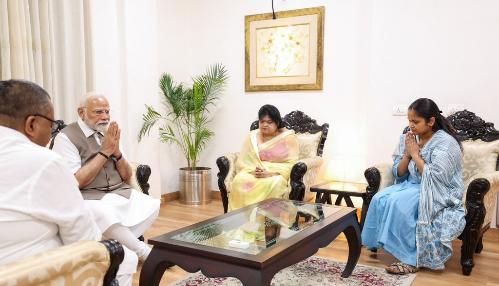 कानपुर -PM नरेंद्र मोदी के आज पहलगाम में मारे गए शुभम द्विवेदी के परिजनों से भेंट की
#NarendraModi #PahalgamTerroristAttack #OperationSindoor