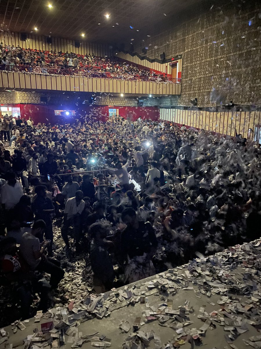NaveenchowA's tweet photo. #Bhujanga theatre ooorraa mass🔥

Lit anthe🔥🔥🔥🔥🔥

Video loading….

#Khaleja4K https://t.co/N9fZpy8Vhk