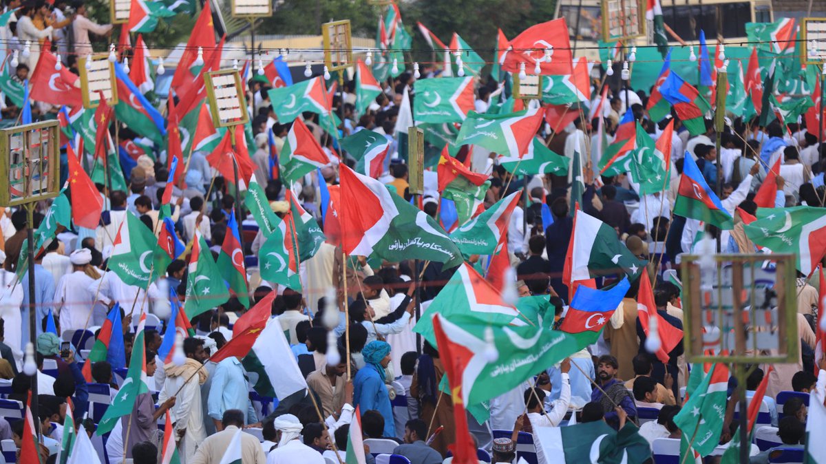 ShoaibSiddiqui_'s tweet photo. معرکہ حق کنونشن، خوشاب
سبز ہلالی پرچم کیساتھ دوست ممالک کے جھنڈوں کی بہار۔۔۔پاک فوج سے اظہار یکجہتی کے لئے بچوں، بوڑھوں اور جوانوں کی بڑی تعداد معرکہ حق کنونشن میں شریک، صدر پارٹی و وفاقی وزیرعبدالعلیم خان کچھ دیر میں خطاب فرمائیں گے۔۔۔
#AleemKhanInKhushab
#آئی_پی_پی_معرکہ_حق_کنونشن
#IstehkamePakistanParty #IPP
#IPPNorthPunjab
#MarkaeHaq #pakarmy