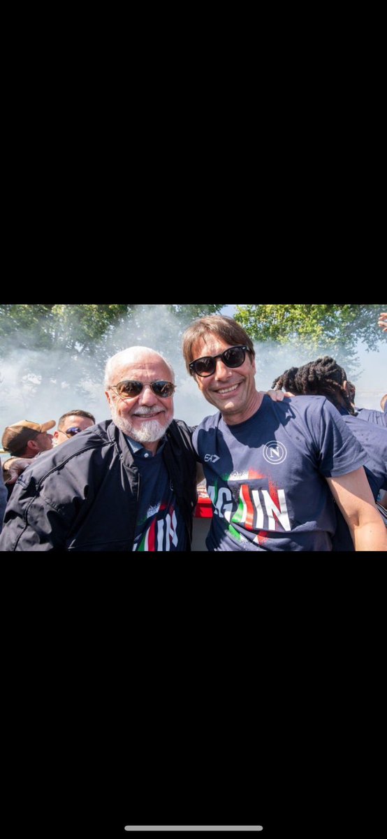 Lo scorso anno #Conte era libero ma <a href="/juventusfc/">JuventusFC</a> fece altre scelte mentre <a href="/ADeLaurentiis/">AurelioDeLaurentiis</a> fece all in su Antonio che ha deciso di rispettare un contratto di 3 anni con un club che oggi ha prospettive migliori della Juve.I tifosi bianconeri che parlano di tradimento fanno tenerezza.