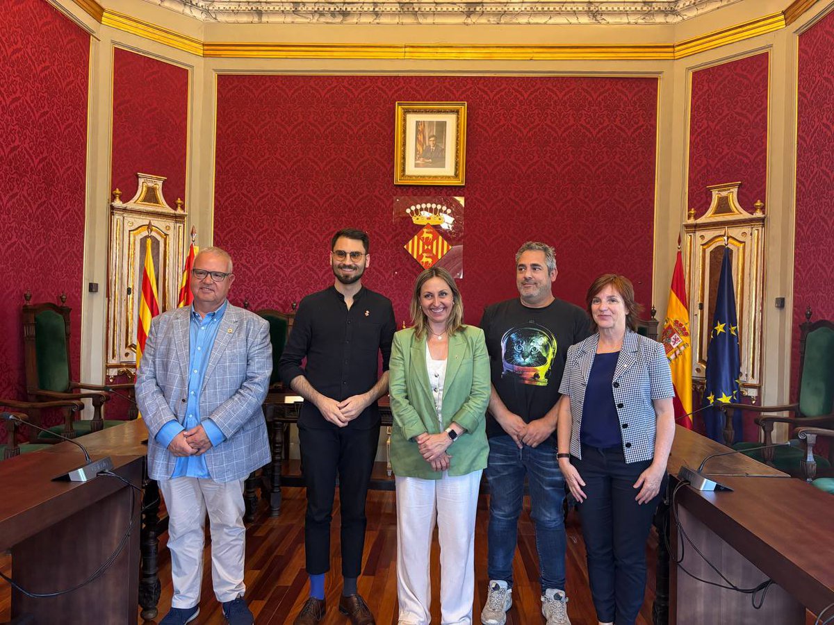 Igualtat i Feminisme (@igualtatcat) on Twitter photo 📌 Visitem també la ciutat de #Cervera
A la <a href="/paeriacervera/">Paeria de Cervera</a>, la consellera <a href="/evamenorc/">Eva Menor</a> s'ha trobat amb en el paer en cap del municipi, <a href="/janpl2/">Jan Pomés López</a> i ha pogut conèixer de prop les polítiques locals en matèria d'igualtat i feminisme 📌 Visitem també la ciutat de #Cervera
A la <a href="/paeriacervera/">Paeria de Cervera</a>, la consellera <a href="/evamenorc/">Eva Menor</a> s'ha trobat amb en el paer en cap del municipi, <a href="/janpl2/">Jan Pomés López</a> i ha pogut conèixer de prop les polítiques locals en matèria d'igualtat i feminisme