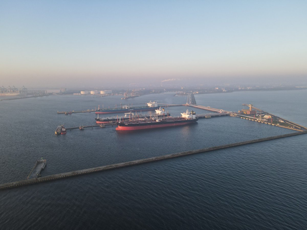 🚢Wojewoda Pomorski wydał decyzję zatwierdzającą projekt i zezwalającą na rozpoczęcie prac budowlanych w zakresie budowy nowego stanowiska przeładunkowego „W” w Naftoporcie, a także budowy nowych nabrzeży!

Więcej: naftoport.pl/inwestycja-naf…

#GrupaPern #Naftoport