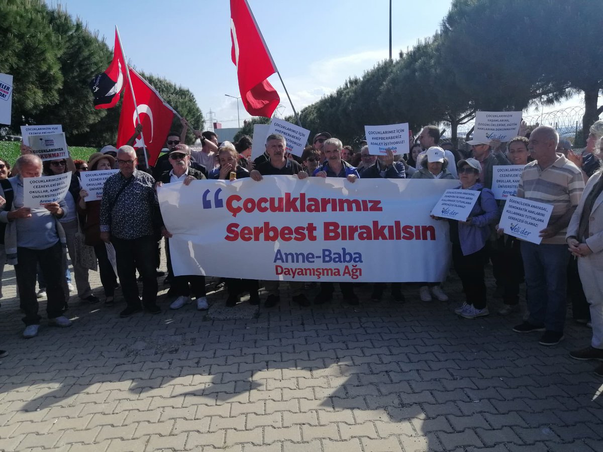 Anne Baba Dayanışma Ağı olarak duruşma sonrası açıklamamızı gerçekleştirdik. Çocuklarımızın tahliye haberleri haftalardır birlikte yürüttüğümüz dayanışmamızın, yürekleri çocuklarımızla birlikte atan herkesin, hepimizin ortak emeğidir.
#ÇocuklarımızİçinAdalet