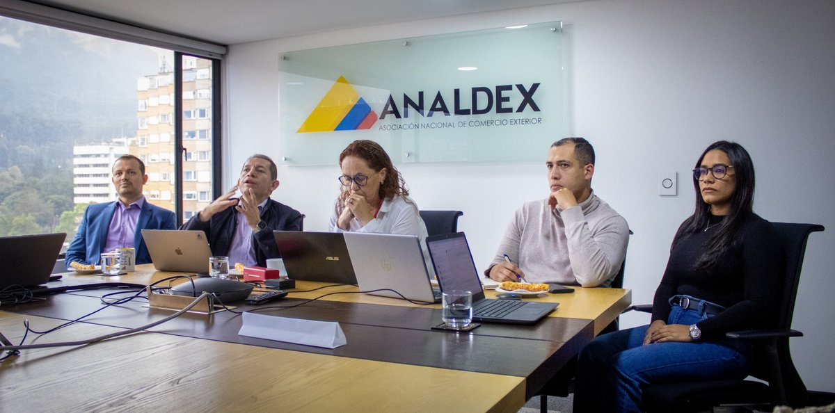 Analdex Colombia (@analdexcolombia) on Twitter photo #AEstaHora iniciamos nuestro Comité Jurídico: Compliance y Gestión de Riesgos en Comercio Exterior y Transporte.
Nos acompañan Silvia Paula González (González Ánzola Abogados), Edwin González (<a href="/ArcaEmpresarial/">arca consultoría empresarial s.a.s</a>) y <a href="/Auramdb14/">Aura Díaz Bonilla</a>, nuestra directora de Asuntos Logísticos.
De la mano #AEstaHora iniciamos nuestro Comité Jurídico: Compliance y Gestión de Riesgos en Comercio Exterior y Transporte.
Nos acompañan Silvia Paula González (González Ánzola Abogados), Edwin González (<a href="/ArcaEmpresarial/">arca consultoría empresarial s.a.s</a>) y <a href="/Auramdb14/">Aura Díaz Bonilla</a>, nuestra directora de Asuntos Logísticos.
De la mano
