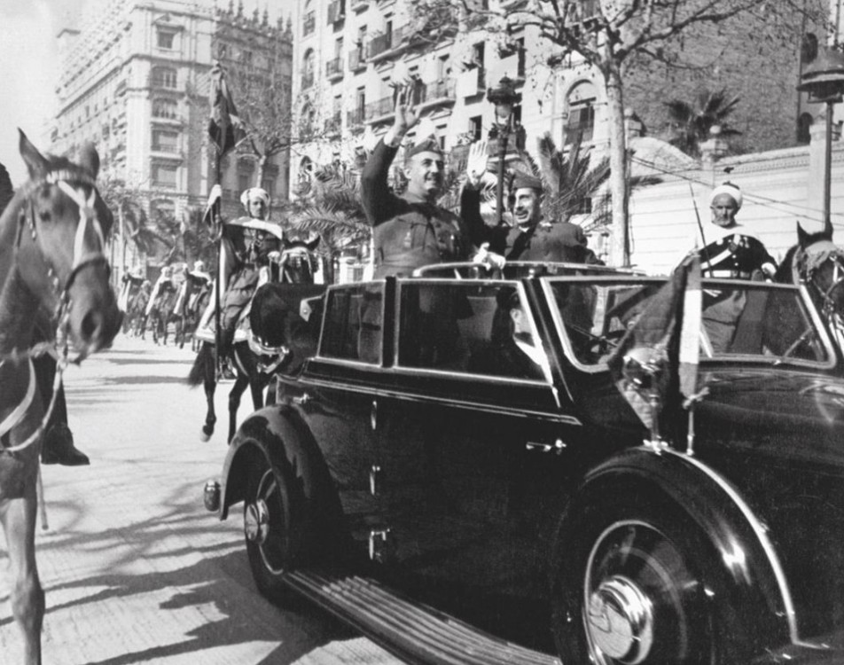 Francisco Franco encabeza  en la avenida Diagonal de Barcelona,el Desfile de la Victoria.
21 de febrero de 1939.
✝️ 🇪🇦