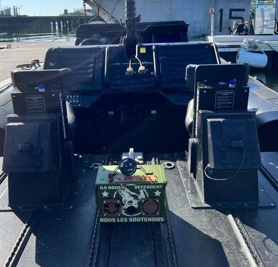 Photos envoyées par des opérateurs suite à la réception de l’enceinte FSBOX. Certains petits indices peuvent donner des indications sur l’unité en question.