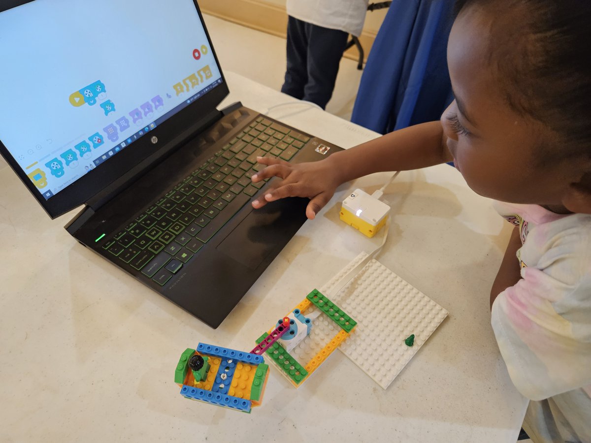 TheDanielCenter's tweet image. Using motors to power both a boat and a car! 🚗🚤
Real-world problem solving, LEGO style.
#LEGOrobotics #STEMlearning #FutureEngineers