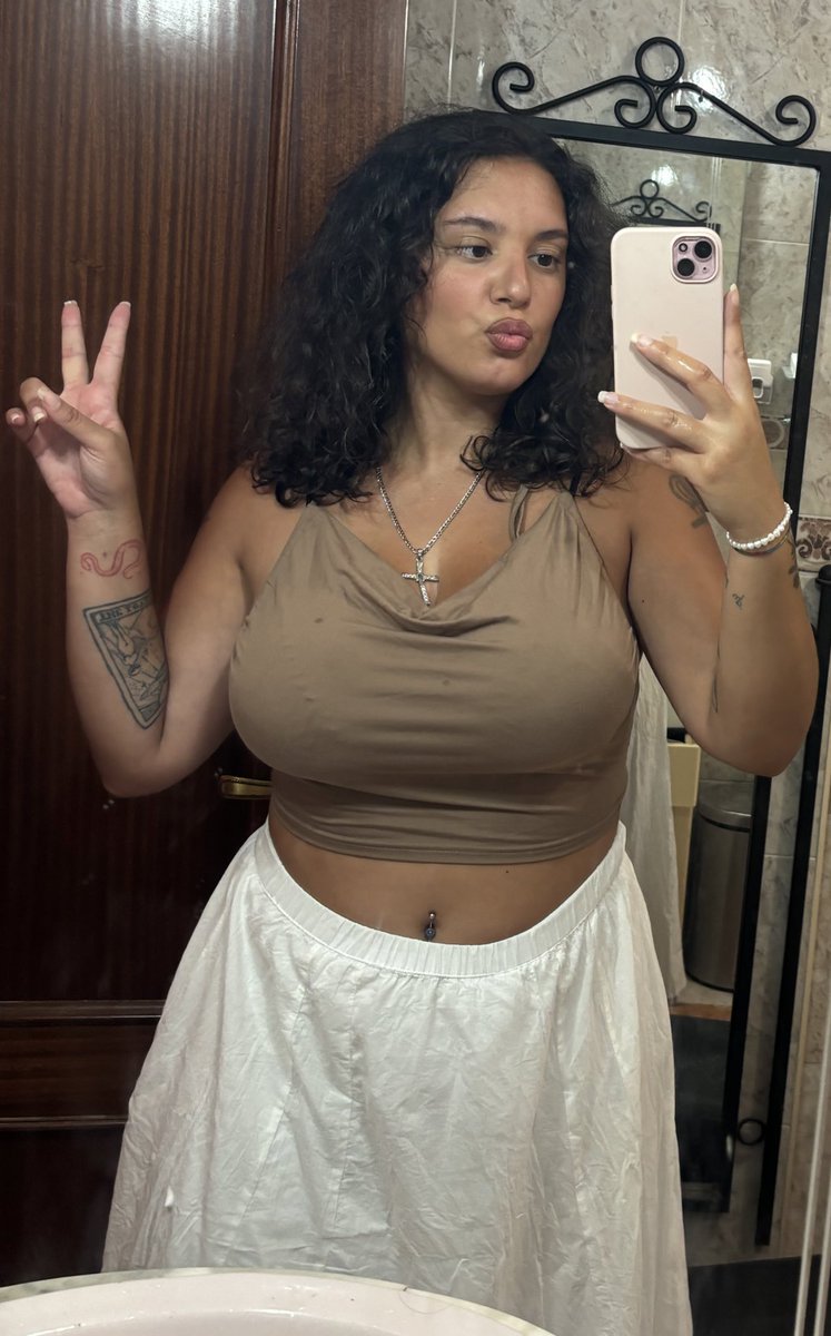 أنا ملاحظه أن اغلب الرجاجيل كلهم يحبون البنت الي من عمر ٣٥الى٤٠ 
وخصوصاً إذا صدرها كبير وجسمها وخصرها 👀 🔥 ممكن اعرف ي بنات …؟