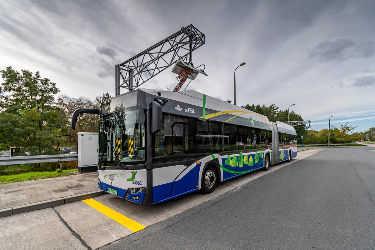 MPK w Krakowie wybrało dostawcę 5 przegubowych autobusów elektrycznych w przetargu ogłoszonym 12 lutego. Jest nim firma Solaris Bus &amp; Coach. Zakup autobusów jest dofinansowany ze środków unijnych w ramach KPO 
Więcej na mpk.krakow.pl
#FunduszeUE #FunduszeEuropejskie