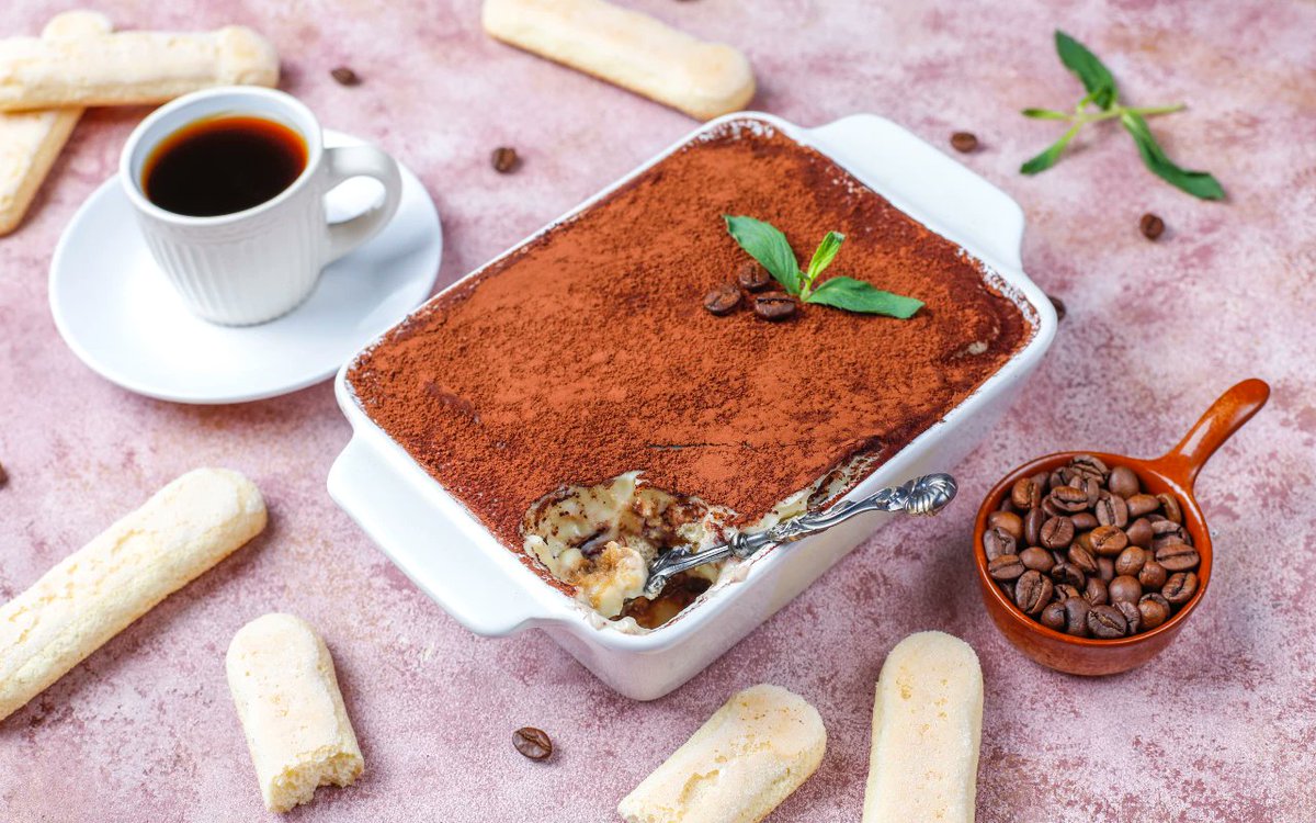rezeptheft.at/rezepte/klassi… 
Klassisches Tiramisu – Italienische Verführung mit cremiger Leichtigkeit

Tiramisu zählt zu den bekanntesten italienischen Desserts und begeistert mit seiner einzigartigen Kombination aus luftigem Mascarpone, aromatischem Kaffee und feinem Kakao.