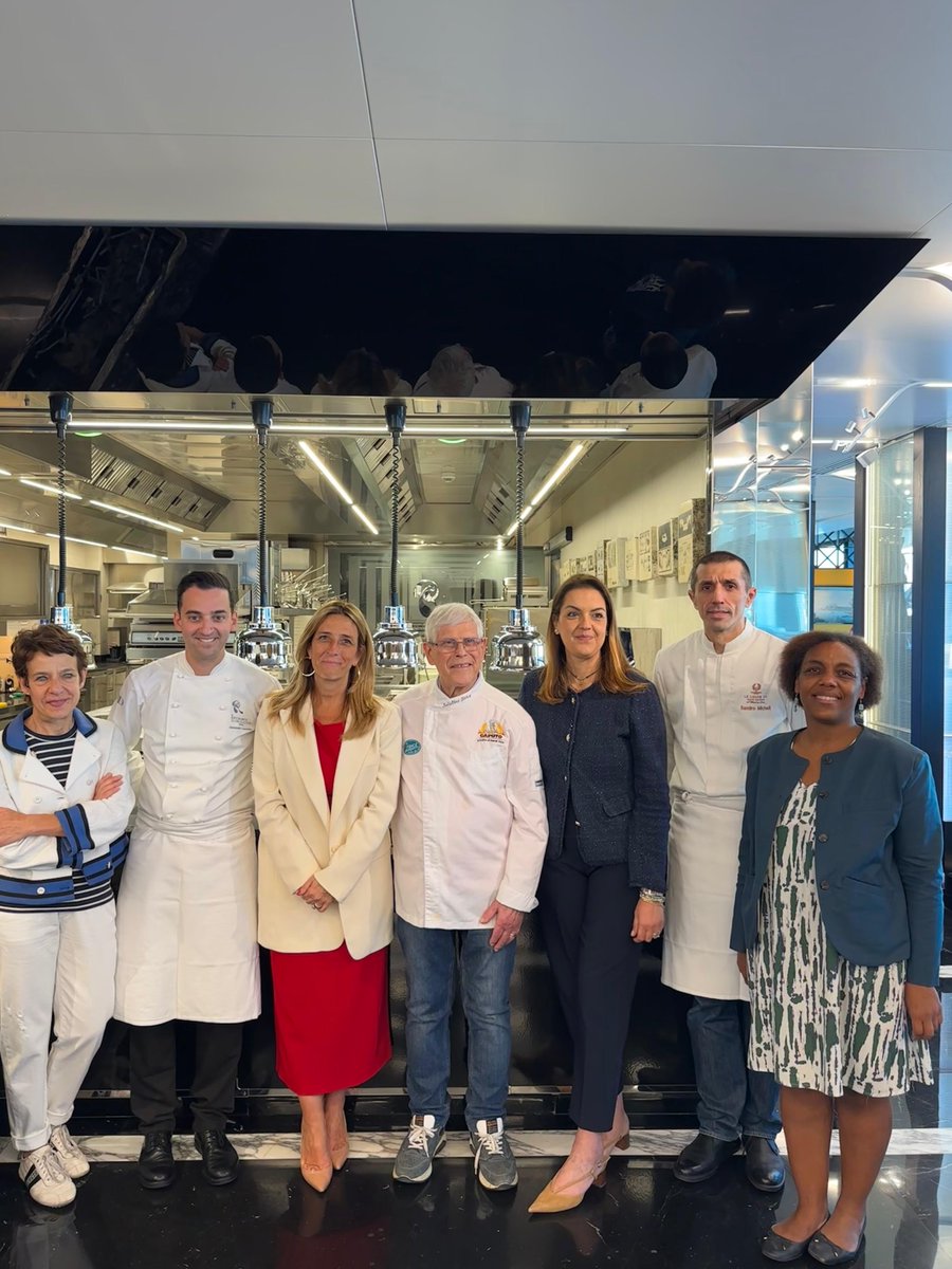 ROMEO_Hotels's tweet photo. ROMEO Napoli, partner ufficiale scelto dal Consolato di Francia a Napoli per La semaine Franco-Napolitaine 2025, ha ospitato martedì 27 maggio 2025 presso Il Ristorante Alain Ducasse Napoli la finale della competizione culinaria che ha animato l’intera manifestazione. https://t.co/4aJQO9Sv3c